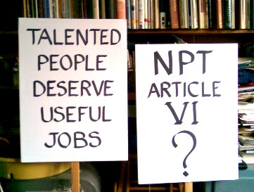 Early_Morning_Aldermaston_Placards